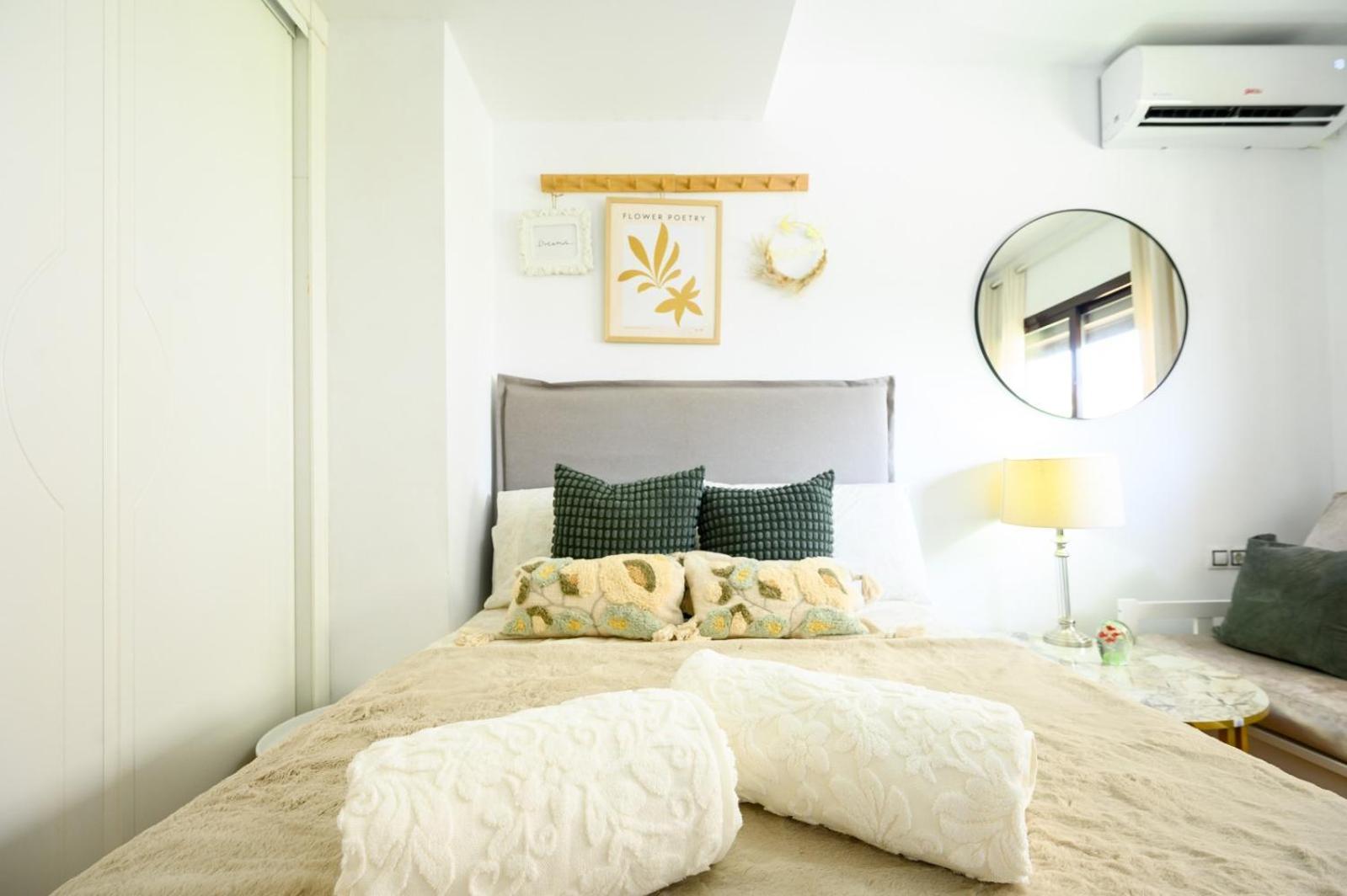 Estudio Con Parking Teatinos Malaga Living 外观 照片