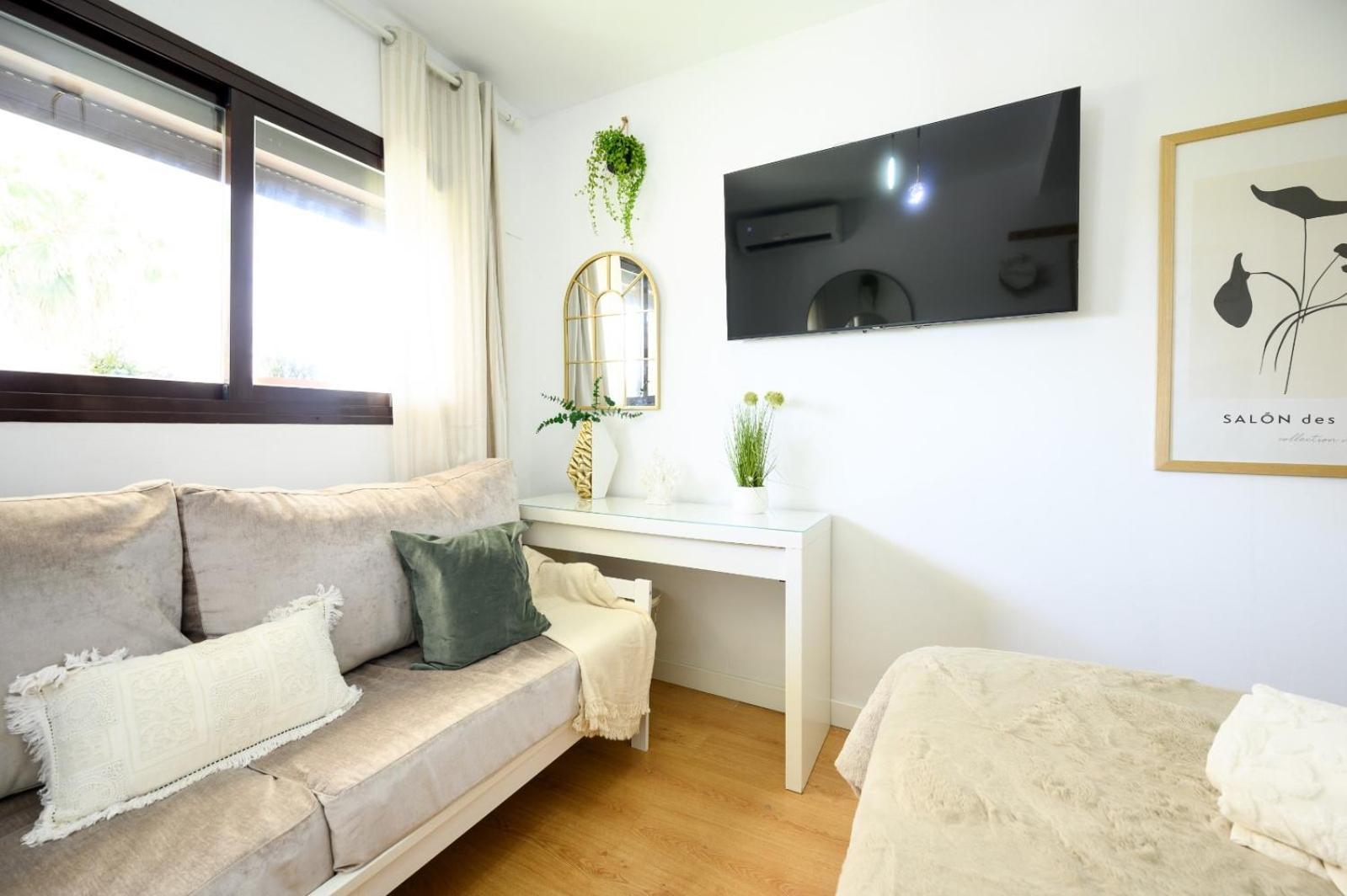 Estudio Con Parking Teatinos Malaga Living 外观 照片